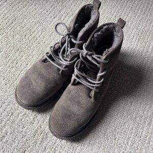 UGG Men's Harkley Chukka Casual boots.  Size 11 Color Grey excellent condition